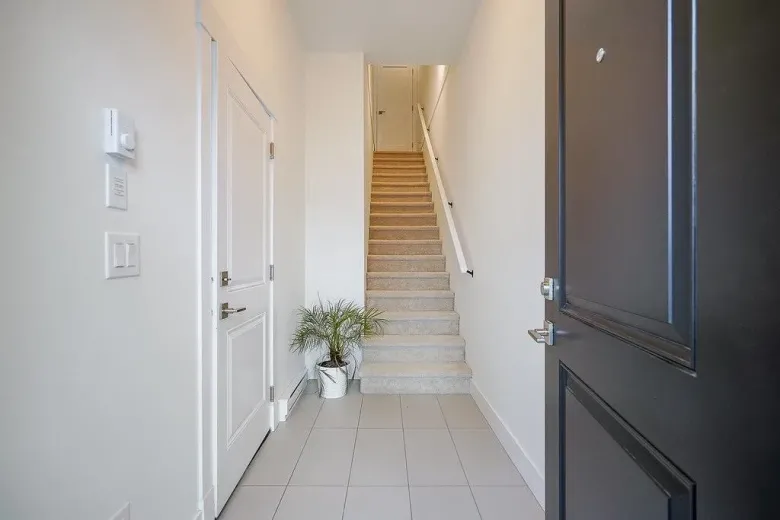 24 6188 141 STREET image #1