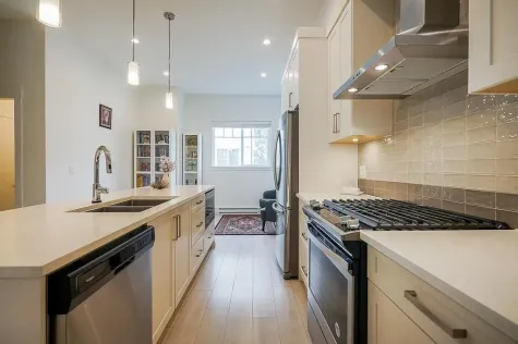 24 6188 141 STREET image #1