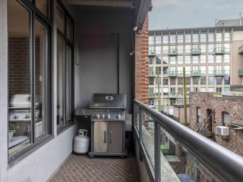 303 28 POWELL STREET image #4