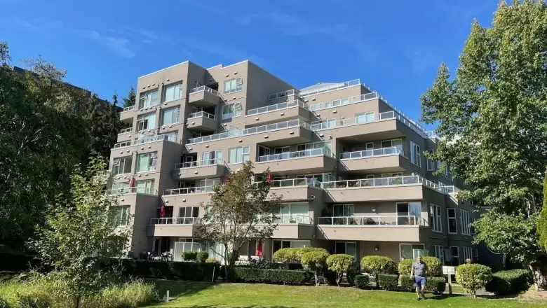 504 1400 VIEW CRESCENT image #1