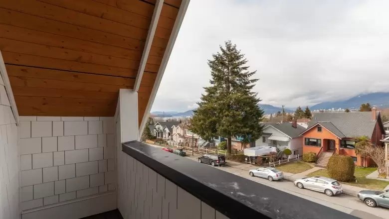 2562 TRIUMPH STREET image #1