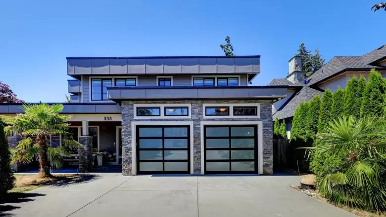 335 52 STREET image #1