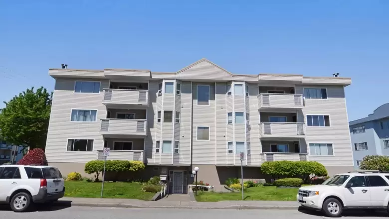 303 22213 SELKIRK AVENUE image #1