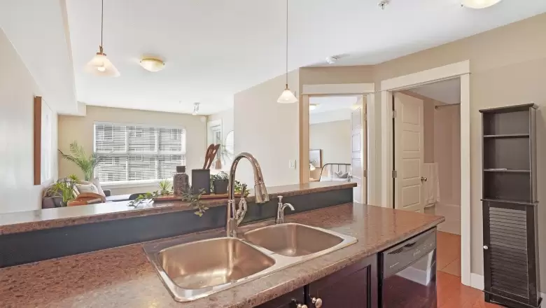 301 30525 CARDINAL AVENUE image #1