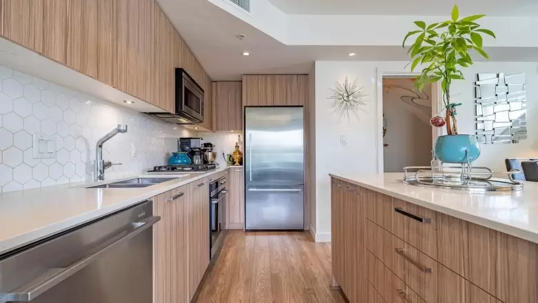 203 1061 MARINE DRIVE image #1