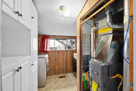 1080 DOUGLAS CRESCENT image #2