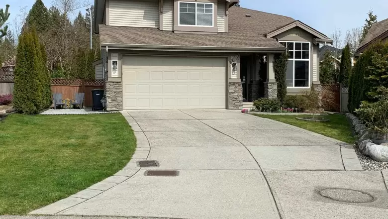 6639 207 STREET image #1