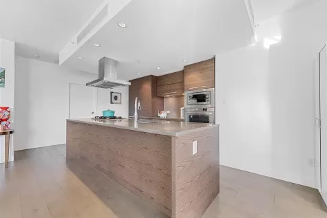 302 5782 BERTON AVENUE image #2