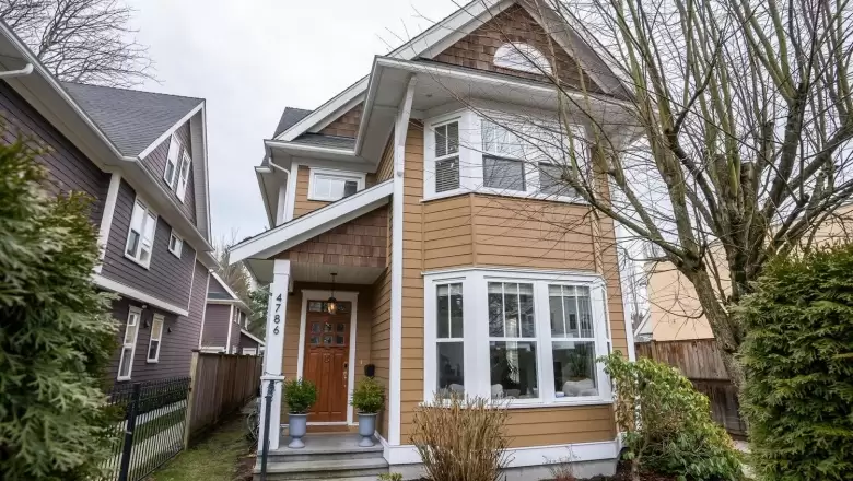A 4786 48 AVENUE image #1