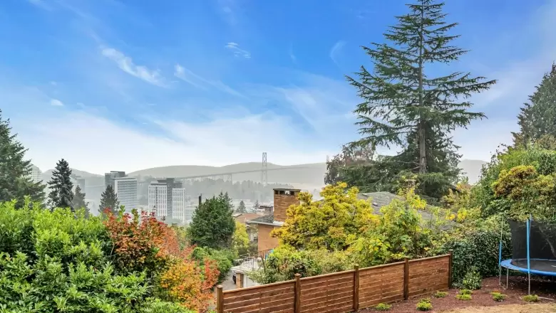 824 ANDERSON CRESCENT image #1