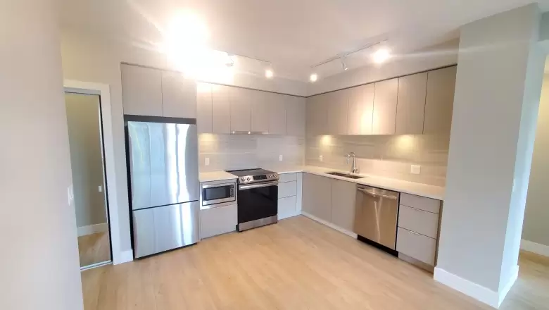 601 8725 UNIVERSITY CRESCENT image #1
