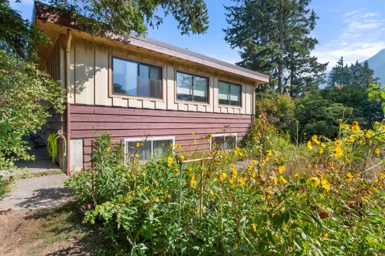571 COQUIHALLA STREET image #1