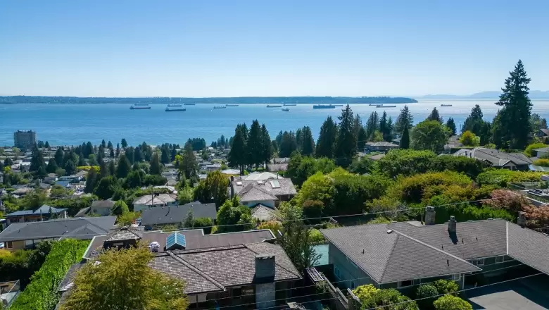 2545 QUEENS AVENUE image #1