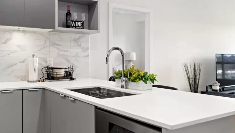202 1792 STARLING DRIVE image #1