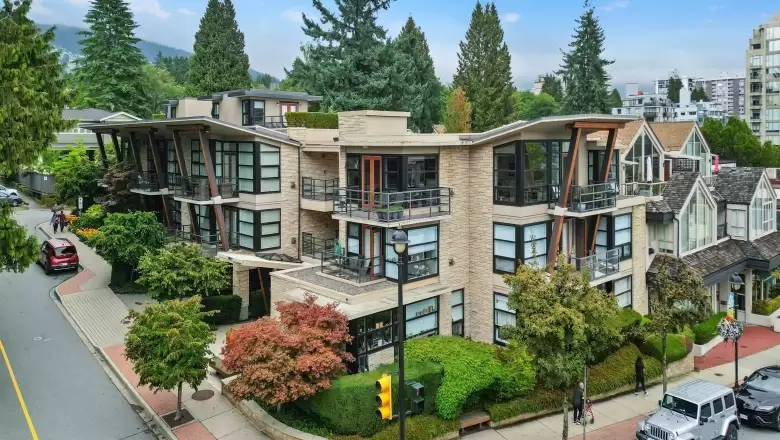 9 1891 MARINE DRIVE image #1
