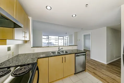 202 9298 UNIVERSITY CRESCENT image #3