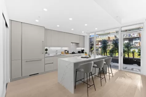 301 1331 MARINE DRIVE image #1