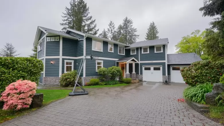 4527 MARINEVIEW CRESCENT image #1