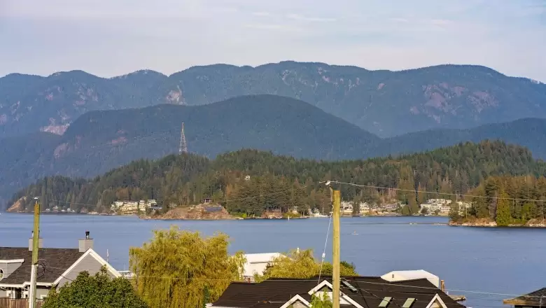 552 BEACHVIEW DRIVE image #1