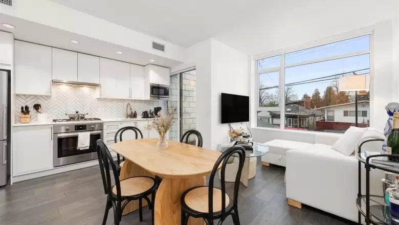 314 2435 KINGSWAY image #1