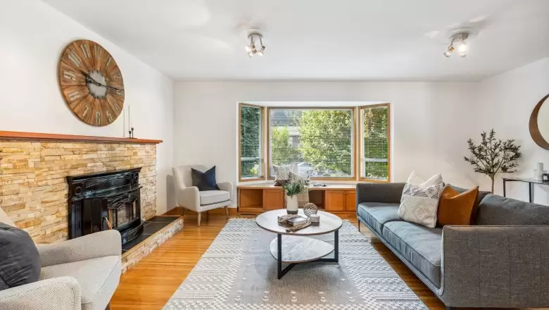 961 CORONA CRESCENT image #1