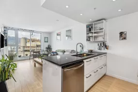 560 955 E HASTINGS STREET, Vancouver East, Vancouver, BC