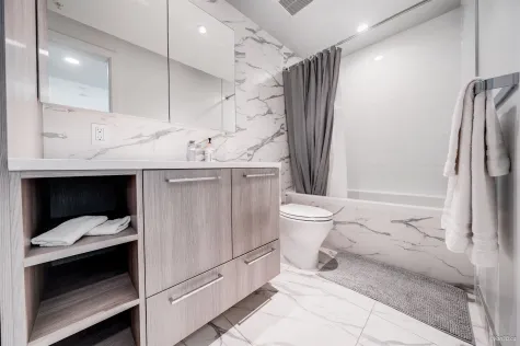 912 8160 MCMYN WAY image #1