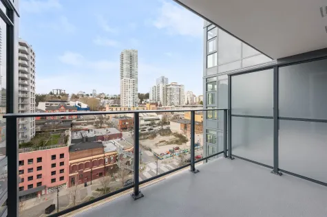 904 660 QUAYSIDE DRIVE image #1