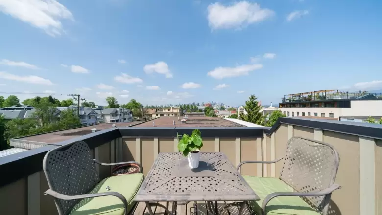 204 1676 E PENDER STREET image #1