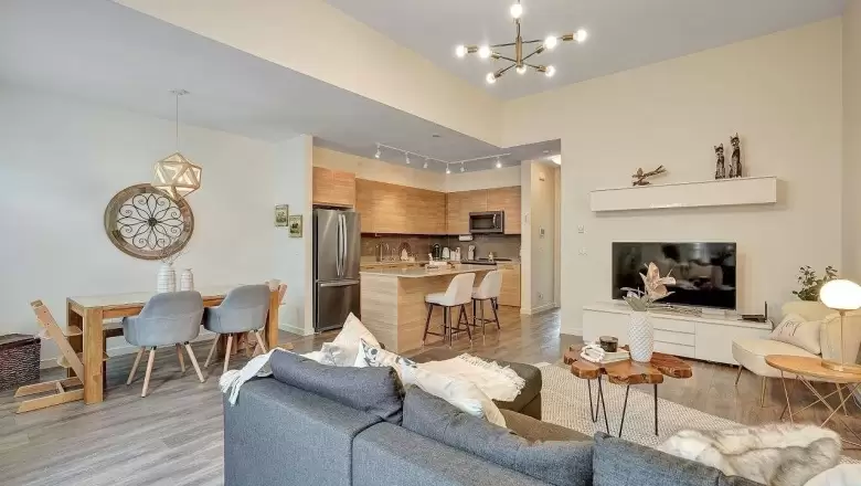 402 18505 LAURENSEN PLACE image #1